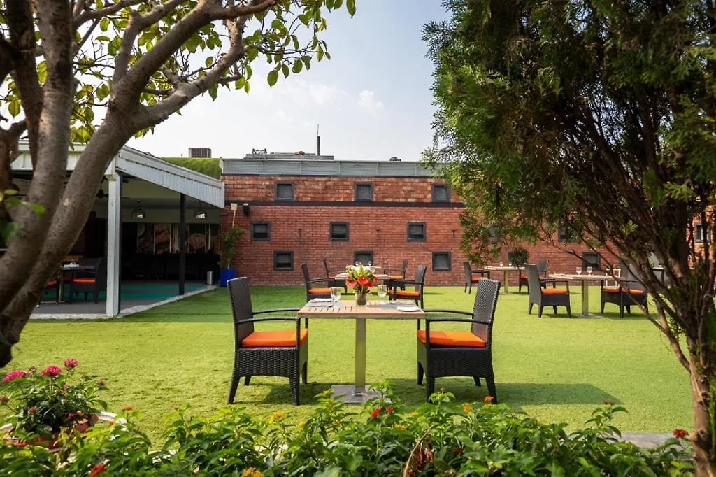 Dhaka Regency Hotel & Resort 5*,